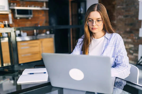 Junge Konzentrierte Geschäftsfrau Brille Und Hemd Arbeitet Hause Mit Laptop — Stockfoto