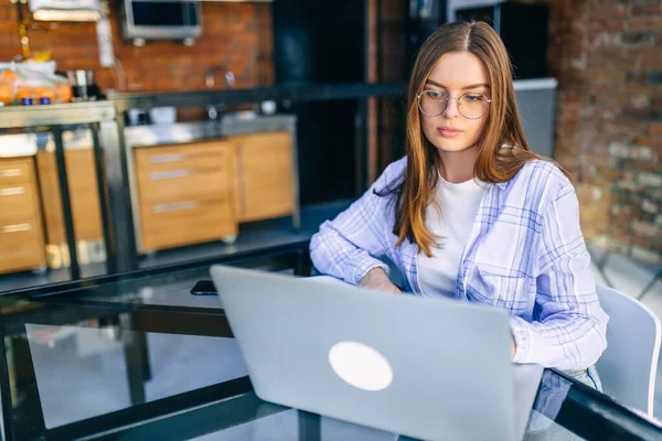 Tânără Femeie Afaceri Concentrată Ochelari Cămașă Care Lucrează Laptopul Acasă — Fotografie, imagine de stoc