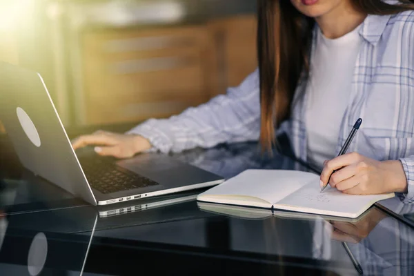 Mãos Uma Mulher Freelancer Estudante Sentado Uma Mesa Trabalhando Estudando — Fotografia de Stock