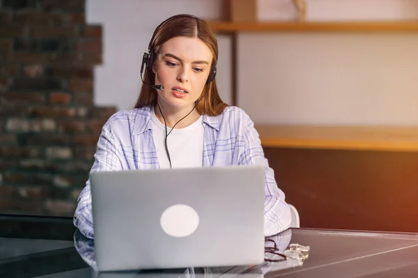 Glückliche Frau Mit Kopfhörern Beim Webinar Auf Dem Laptop Modernen — Stockfoto