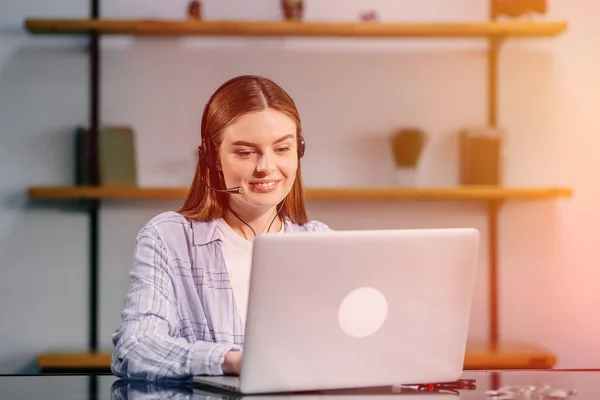 Szczęśliwa Kobieta Słuchawkami Oglądająca Webinarium Laptopie Nowoczesnym Biurze Uśmiechnięta Młoda — Zdjęcie stockowe