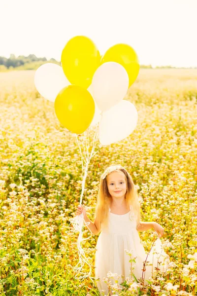 Zomervakantie Vakantie Kinderen Mensen Concept Gelukkig Meisje Met Gele Witte — Stockfoto