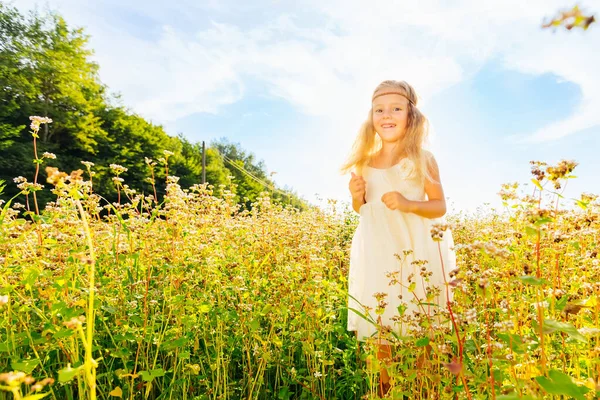 Glad Söt Liten Flicka Vit Klänning Ett Fält Med Blommor — Stockfoto