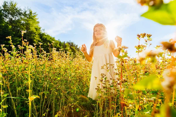 Liten Vacker Flicka Med Långt Blont Hår Går Ett Gult — Stockfoto