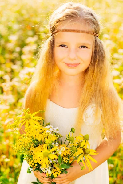 자연의 목초지에서 미소를 꽃다발을 — 스톡 사진