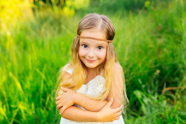 Chica Sonriente Prado Verde Una Niña Pequeña Abraza Vistiendo Vestido — Foto de Stock