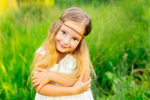 Chica Sonriente Prado Verde Una Niña Pequeña Abraza Vistiendo Vestido — Foto de Stock