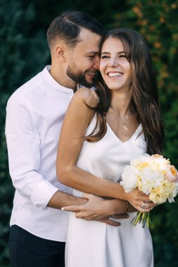 Gelin ve damat düğün günlerinde, açık havada, yeşil bir parkta ya da ormanda yürürler. Evlilik ve evlilik günü kavramı..