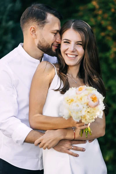 Abraço Sensual Noiva Noivo Contra Pano Fundo Vegetação Relacionamentos Família — Fotografia de Stock