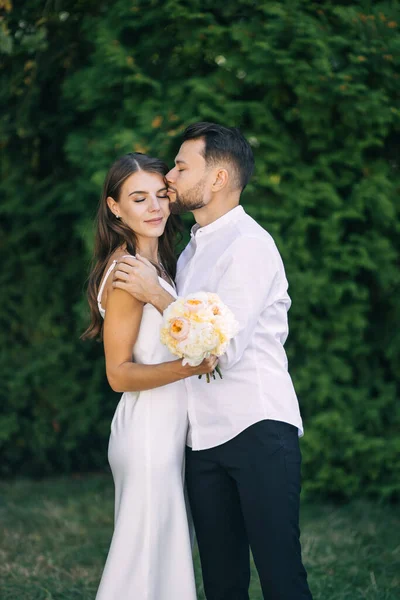 Cara Menina Estão Caminhada Eles Amam Casal Amoroso Andando Uma — Fotografia de Stock