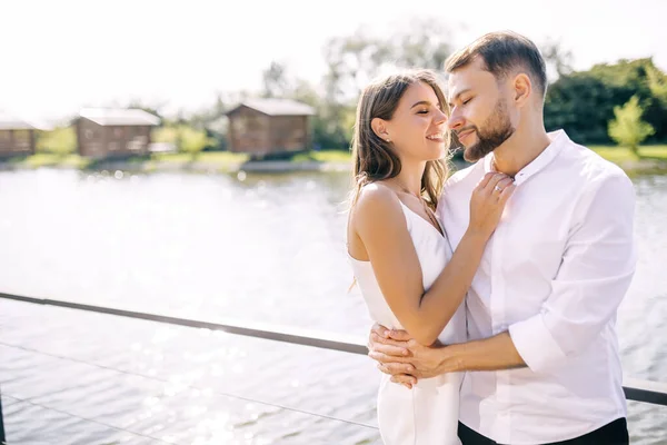 Genç Adam Kadın Birlikte Vakit Geçiriyorlar Nehir Kıyısındaki Iskelede Yürüyorlar — Stok fotoğraf