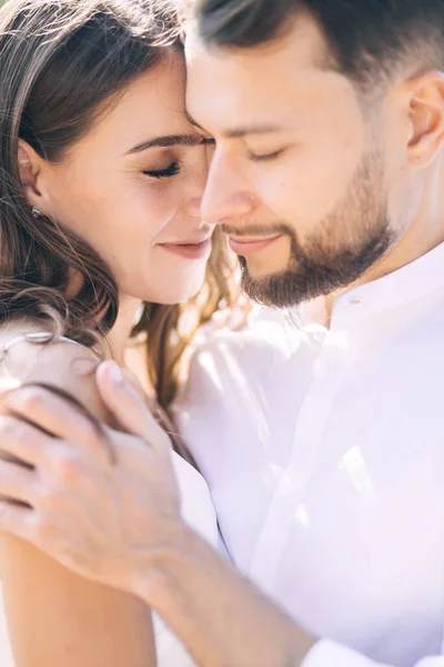 Něžný Novomanželský Pár Objímající Zavřenýma Očima Užívají Chvíli Sen — Stock fotografie