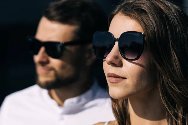 Portrait Gros Plan Couple Jeunes Mariés Sérieux Portant Des Lunettes — Photo