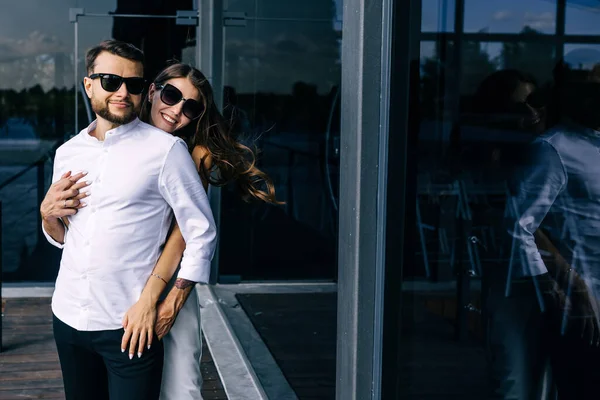 Mulher Alegre Com Abraços Cabelo Encaracolado Trás Noivo Casal Óculos — Fotografia de Stock