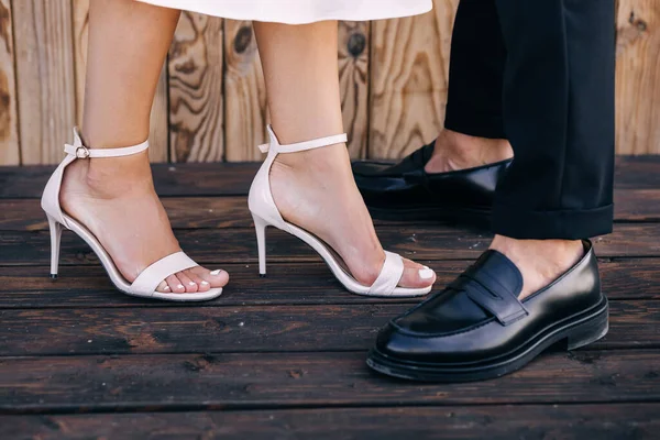 Mooie Pedicure Voeten Een Vrouw Dure Witte Sandalen Onwetendheid Duivelse — Stockfoto