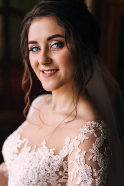 Sabah gelin. Gelin yaklaşan düğün için hazırlanıyor