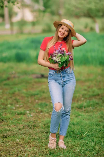 Una Giovane Donna Attraente Giardino Primaverile Abiti Quotidiani Con Mazzo — Foto Stock