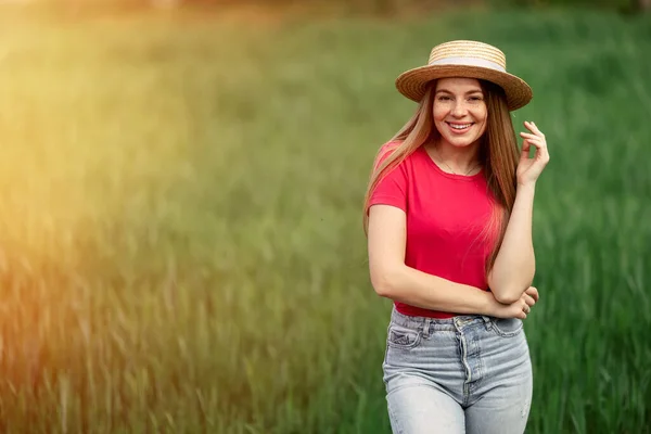 Yaz Tarlasında Mutlu Bir Kadın Genç Kız Dışarıda Rahatla Özgürlük — Stok fotoğraf