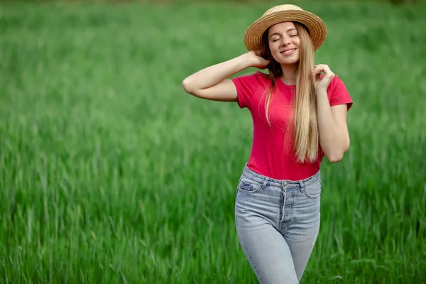 Mooie Glimlachende Vrouw Die Buiten Groen Gras Loopt Absoluut Gelukkig — Stockfoto