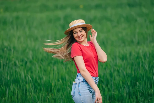 Femme Chapeau Avec Les Cheveux Longs Est Heureux Belle Active — Photo