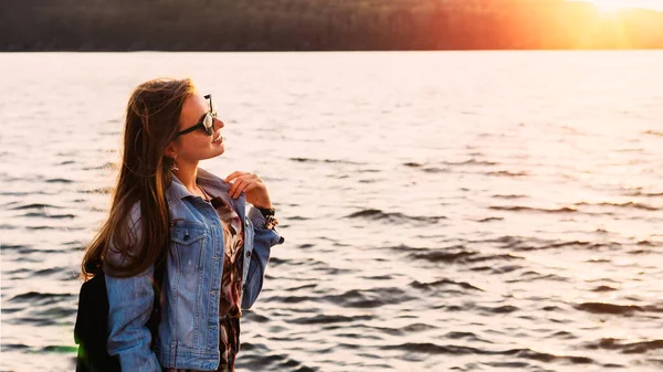 Perfil Una Chica Con Mochila Gafas Sol Orilla Del Lago — Foto de Stock