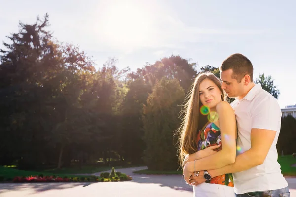 Casal Amantes Abraçando Beijando Parque Pôr Sol Amor Juventude Conceito — Fotografia de Stock