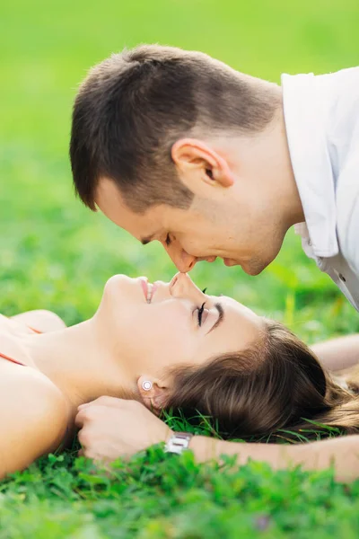 Close Casal Jovem Sorridente Tocando Narizes Com Olhos Fechados Deitado — Fotografia de Stock