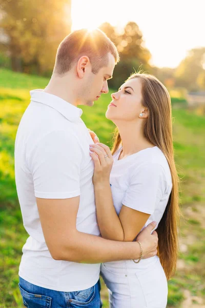 Birbirini Kucaklayan Gülümseyen Mutlu Bir Erkek Kadın Birbirlerine Sevgi Dolu — Stok fotoğraf