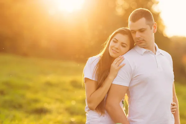 Feliz Pareja Abrazándose Sonriendo Con Fondo Naranja Atardecer Concepto Felicidad — Foto de Stock