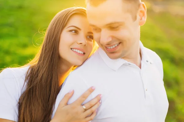 Beautiful Smiling Couple Man Woman Love Husband Wife Hugging Park — Stok fotoğraf