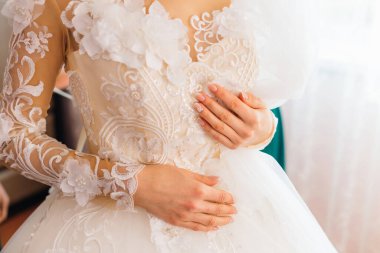 Gelinin sabah güzel bir elbise giydiği, kadının düğün töreninden önce hazırlandığı