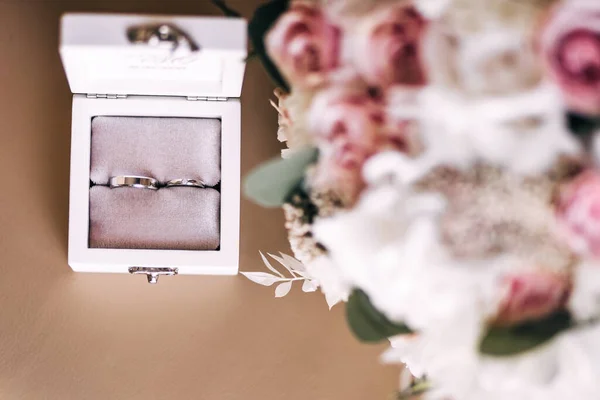 Anchos Anillos Boda Oro Blanco Una Caja Madera Ramo Con — Foto de Stock