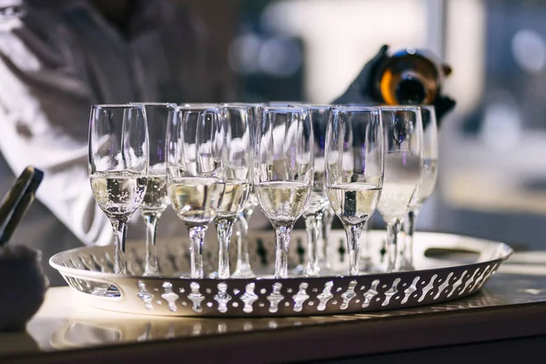 Bir Sürü Güzel Şampanyalı Bardak Barda Beyaz Şarap — Stok fotoğraf