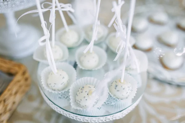 Piękny Dekorowany Stół Cukierkowy Pieczone Słodkie Pyszne Babeczki Imprezie Pięknie — Zdjęcie stockowe