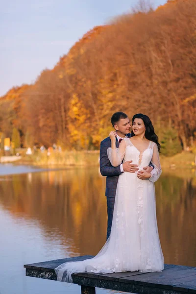 Uma Noiva Gentil Vestido Noiva Branco Longo Véu Noivo Terno — Fotografia de Stock