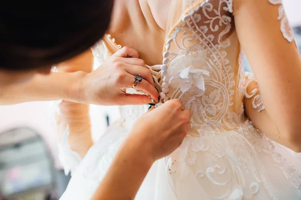 Druhna Przygotowuje Pannę Młodą Dzień Ślubu Pomaga Zapiąć Sukienkę — Zdjęcie stockowe