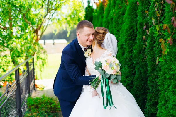 Jeune Homme Marié Dans Costume Noir Une Mariée Femme Dans — Photo