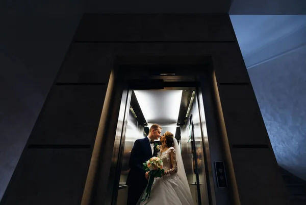 Emberek Liftben Vőlegény Menyasszony Csókolóznak Szürke Európai Liftben Irodai Lift — Stock Fotó