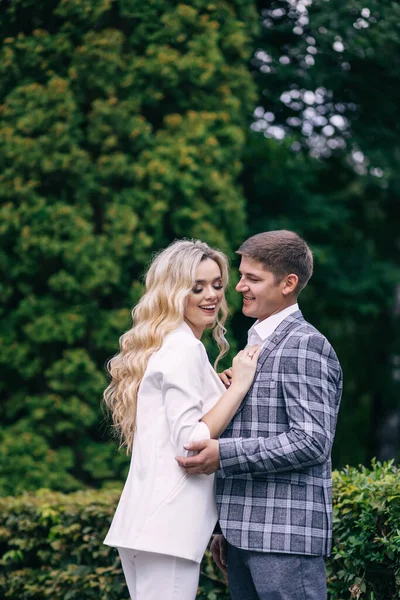 Recém Casados Sorridentes Estão Andando Divertindo Floresta Verde Fresca Cerimônia — Fotografia de Stock