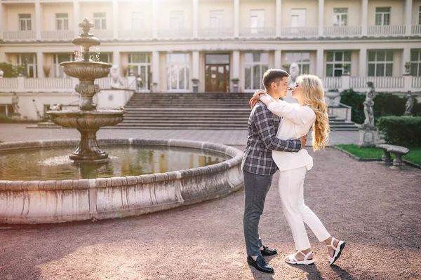 Couple Élégant Étreint Tendrement Sur Fond Fontaine Heureux Jeunes Mariés — Photo