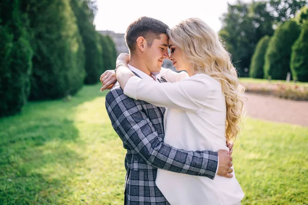 Young Groom Gray Suit Hugging Park Green Plants Beautiful Curly — Stock Photo, Image