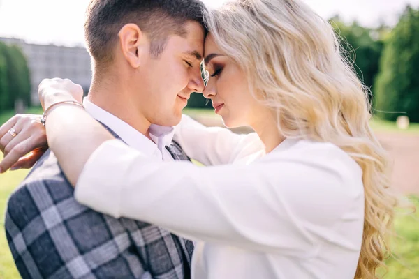 Retrato Close Elegante Elegante Belos Recém Casados Passeio Perto Parque — Fotografia de Stock