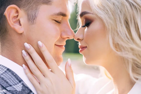 Beijo Suave Dos Recém Casados Casamento Verão Close Uma Jovem — Fotografia de Stock