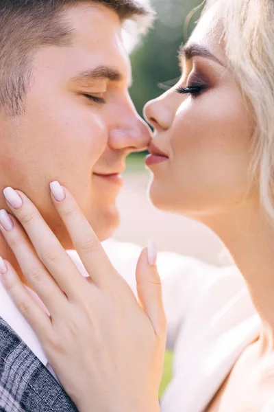 Foto Close Belos Felizes Recém Casados Que Estão Abraçando Ternamente — Fotografia de Stock