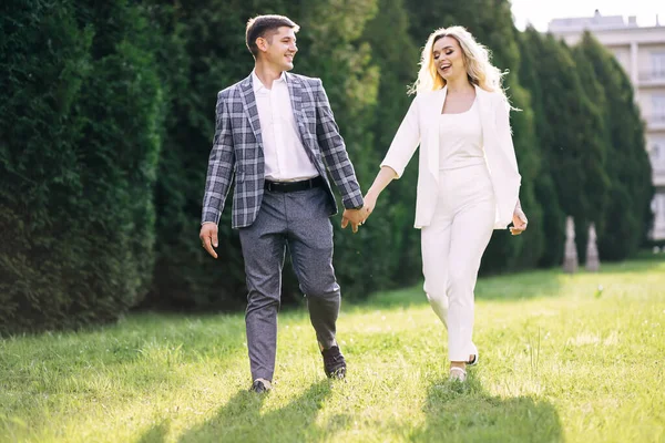 喜欢时髦的新婚夫妇 幸福的新人 新郎和新娘 微笑着走在绿树成荫的公园里 — 图库照片