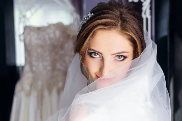 一个穿着白色长袍 穿着婚纱的小女孩用面纱盖住了她的脸 新娘的早晨 — 图库照片