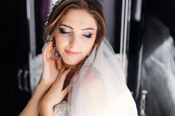 Menyasszony Mosolyog Pózol Tükör Előtt Gyönyörű Professzionális Smink Frizura Menyasszony — Stock Fotó