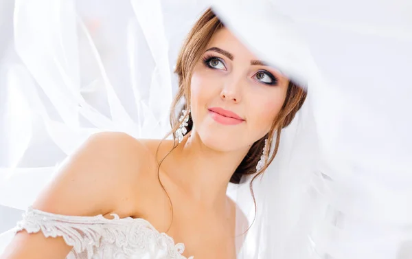 Közeli Kép Gyönyörű Menyasszony Smink Frizura Borított Fátyol Esküvői Koncepció — Stock Fotó