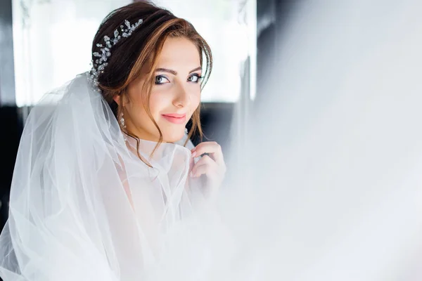 Mooie Bruid Met Donker Haar Elegante Trouwjurk Diadeem Poseren Kamer — Stockfoto
