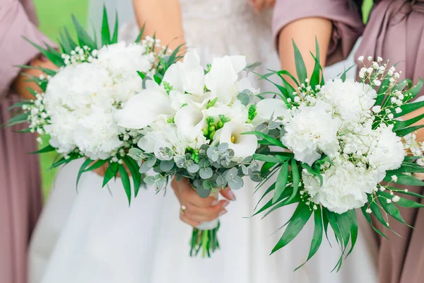 Underbara Bröllop Buketter Vita Blommor Och Gröna Blad Händerna Bruden — Stockfoto